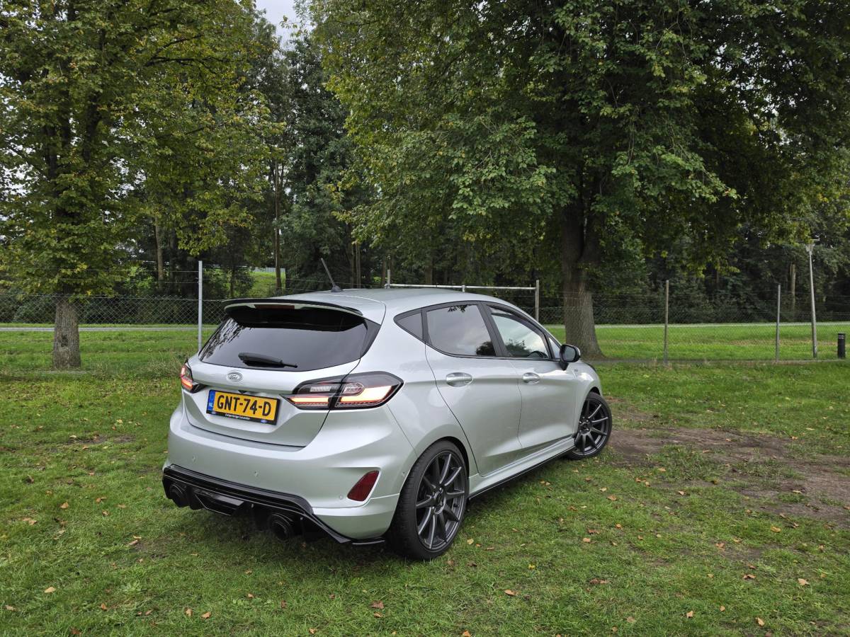 Ford Fiesta Ford Fiesta 1.0 EB 140 PK ST-Line | RICA STAGE 1 | GLASCOATING | 18 INCH PERFORMANCE VELGEN | MAXTON | SCHROEFSET | DEALER ONDERHOUDEN |