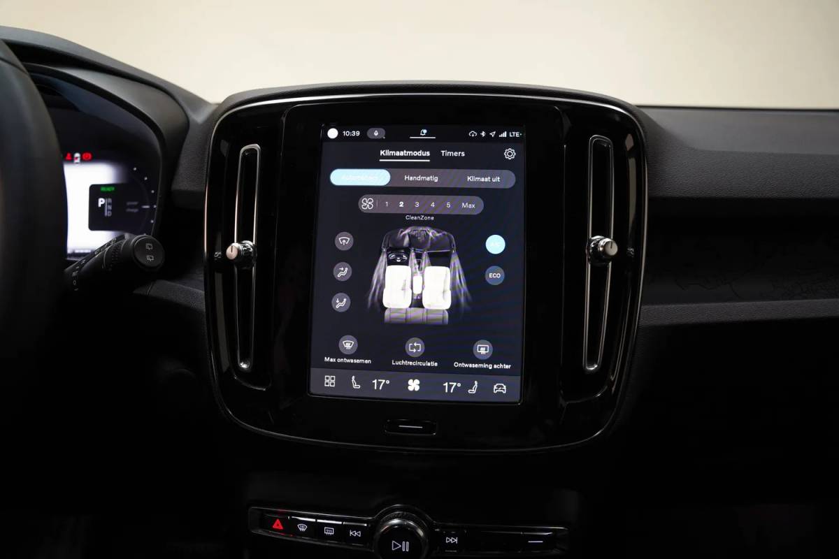 Volvo XC40 Volvo XC40 Single Motor Extended Range Plus [ Navi Camera Apple Carplay/Android Auto ]