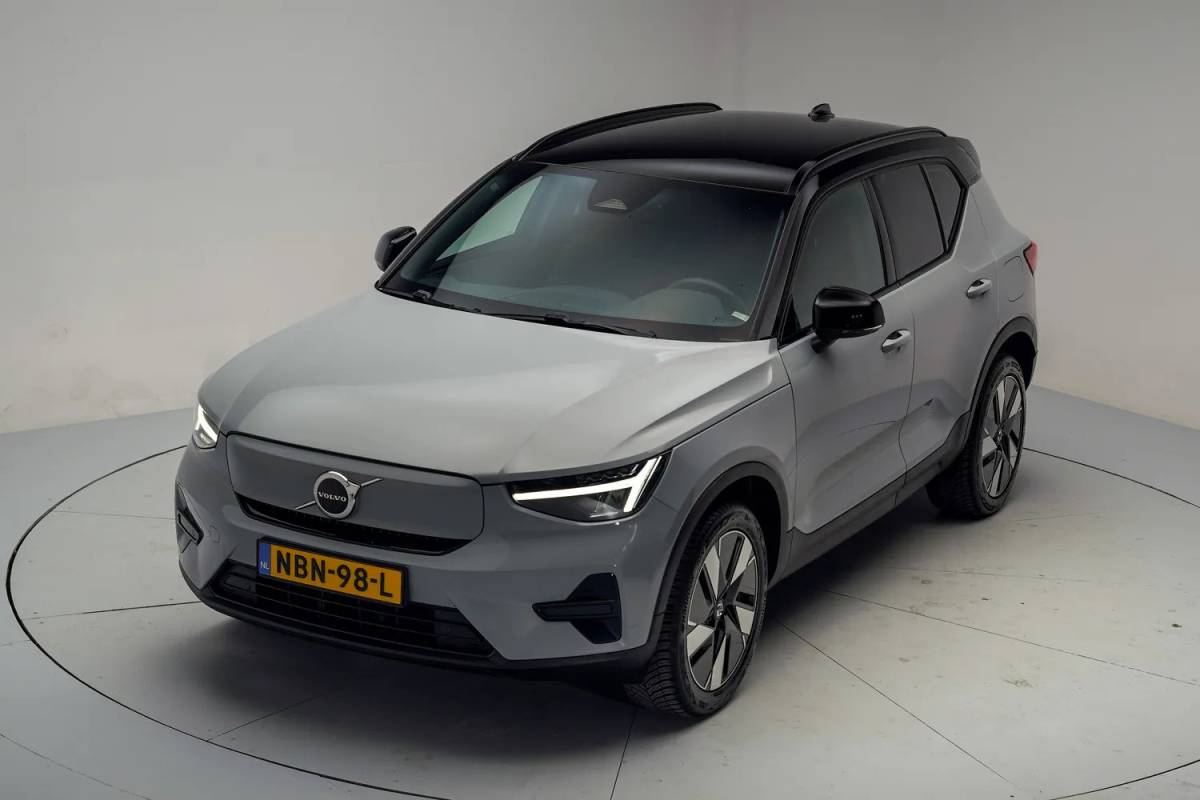 Volvo XC40 Volvo XC40 Single Motor Extended Range Plus [ Navi Camera Apple Carplay/Android Auto ]