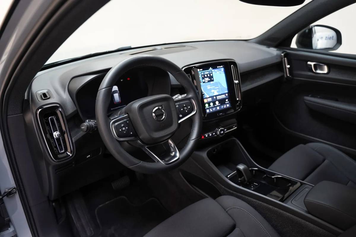 Volvo XC40 Volvo XC40 Single Motor Extended Range Plus [ Navi Camera Apple Carplay/Android Auto ]