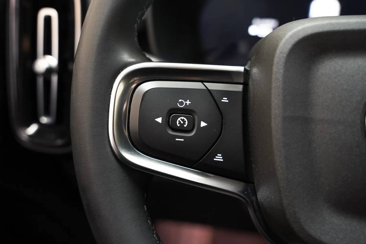 Volvo XC40 Volvo XC40 Single Motor Extended Range Plus [ Navi Camera Apple Carplay/Android Auto ]