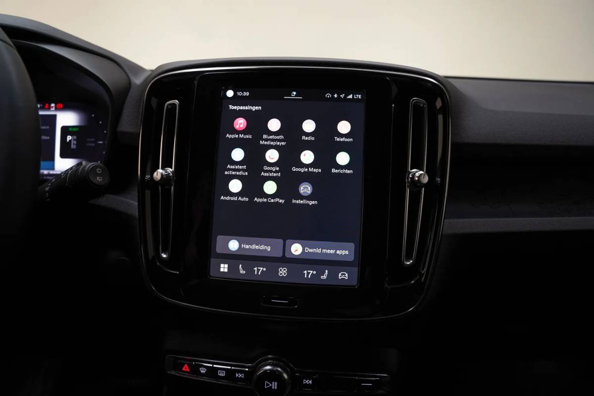 Volvo XC40 Volvo XC40 Single Motor Extended Range Plus [ Navi Camera Apple Carplay/Android Auto ]