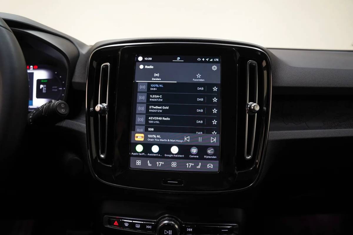 Volvo XC40 Volvo XC40 Single Motor Extended Range Plus [ Navi Camera Apple Carplay/Android Auto ]