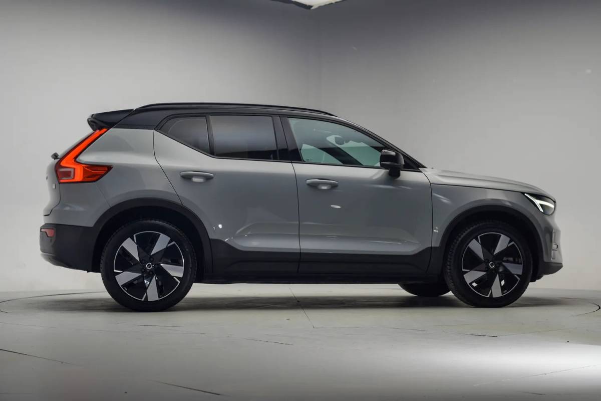 Volvo XC40 Volvo XC40 Single Motor Extended Range Plus [ Navi Camera Apple Carplay/Android Auto ]