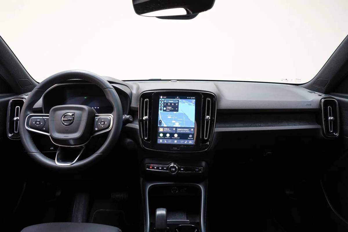 Volvo XC40 Volvo XC40 Single Motor Extended Range Plus [ Navi Camera Apple Carplay/Android Auto ]