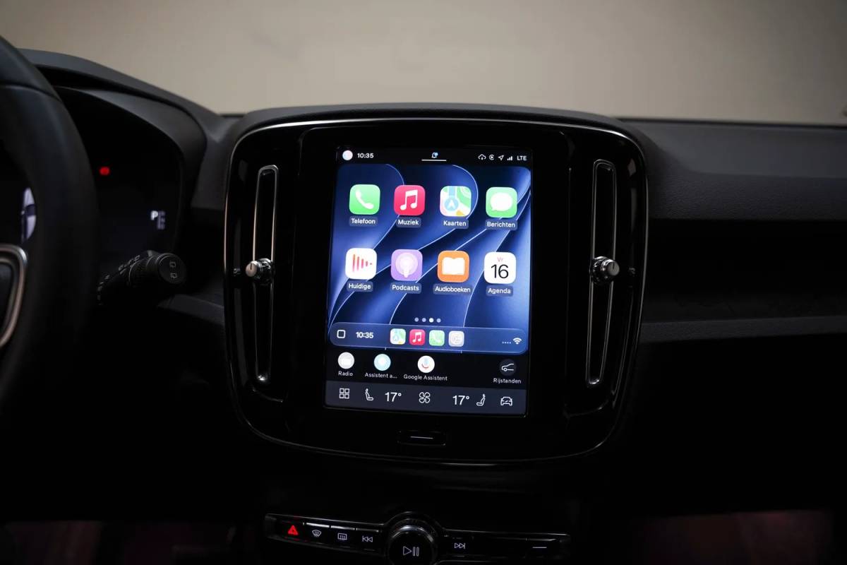 Volvo XC40 Volvo XC40 Single Motor Extended Range Plus [ Navi Camera Apple Carplay/Android Auto ]