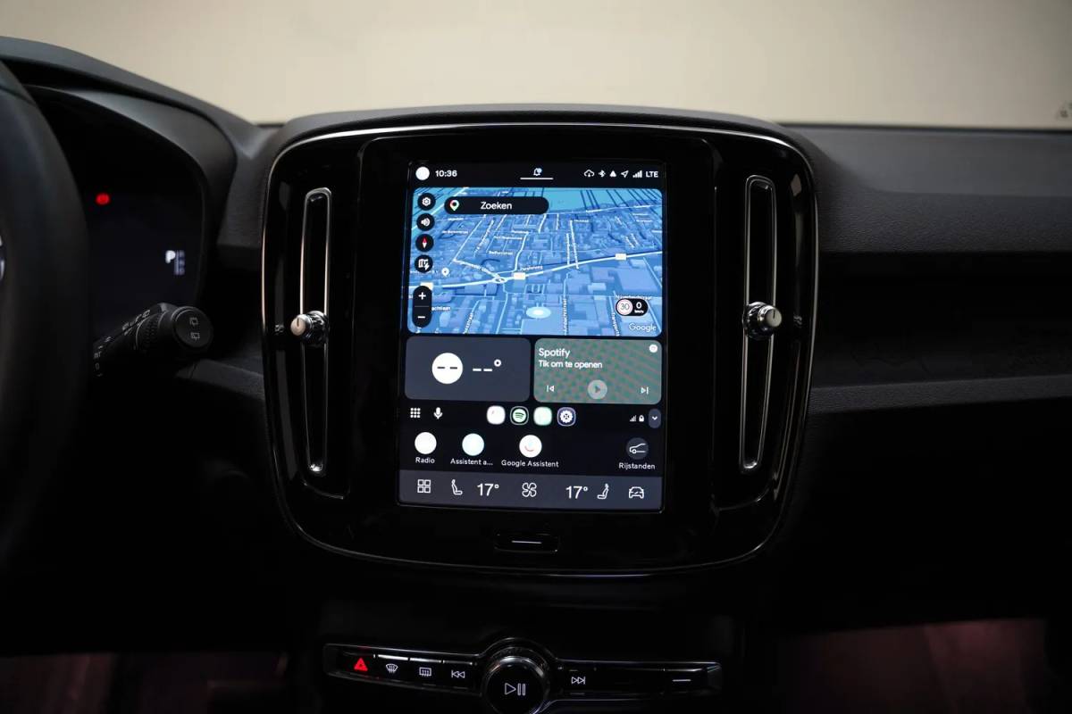 Volvo XC40 Volvo XC40 Single Motor Extended Range Plus [ Navi Camera Apple Carplay/Android Auto ]