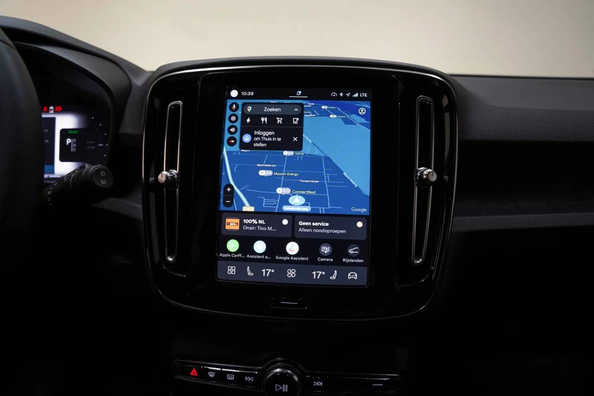 Volvo XC40 Volvo XC40 Single Motor Extended Range Plus [ Navi Camera Apple Carplay/Android Auto ]