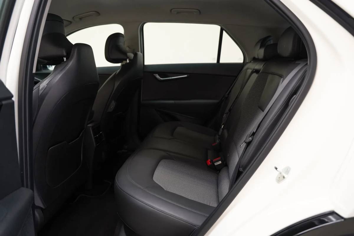 Kia e-Niro Kia e-Niro DynamicLine 64.8 kWh [ Adapt.cruise Camera Stoelverwarming ]