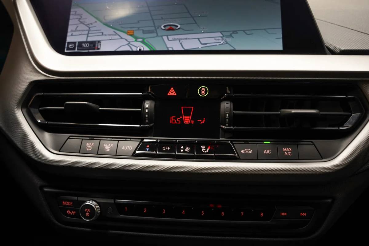 BMW 1 Serie BMW 1-serie 118i Aut. [ Navi Apple/Android Cruise ]