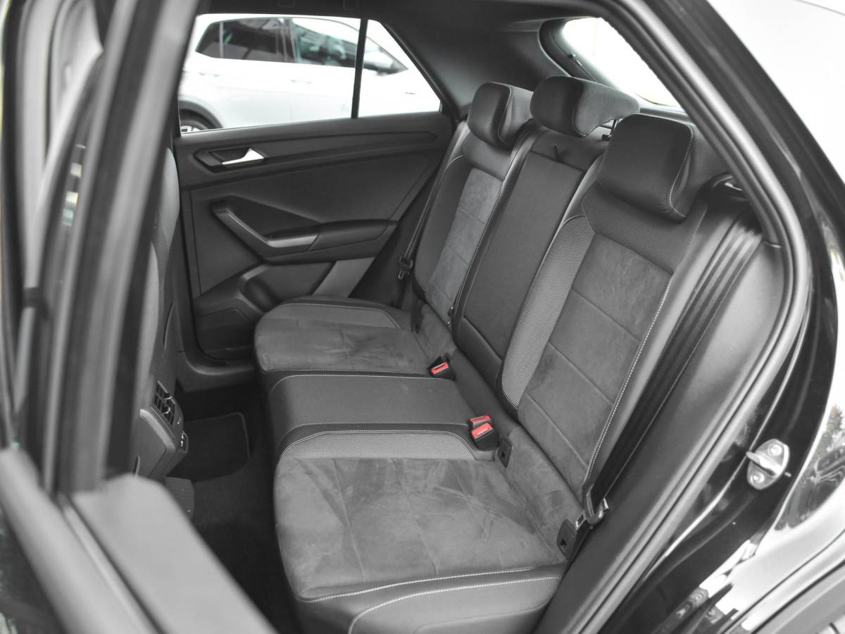 Volkswagen T-Roc Volkswagen T-Roc 1.5 TSI R-Line ACC Camera Navi Trekhaak 19 inch Velgen