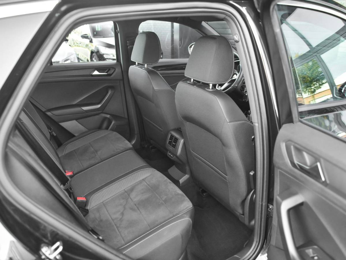 Volkswagen T-Roc Volkswagen T-Roc 1.5 TSI R-Line ACC Camera Navi Trekhaak 19 inch Velgen