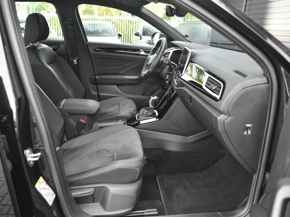 Volkswagen T-Roc Volkswagen T-Roc 1.5 TSI R-Line ACC Camera Navi Trekhaak 19 inch Velgen