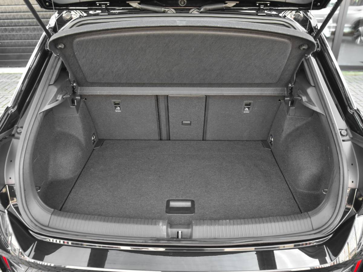 Volkswagen T-Roc Volkswagen T-Roc 1.5 TSI R-Line ACC Camera Navi Trekhaak 19 inch Velgen