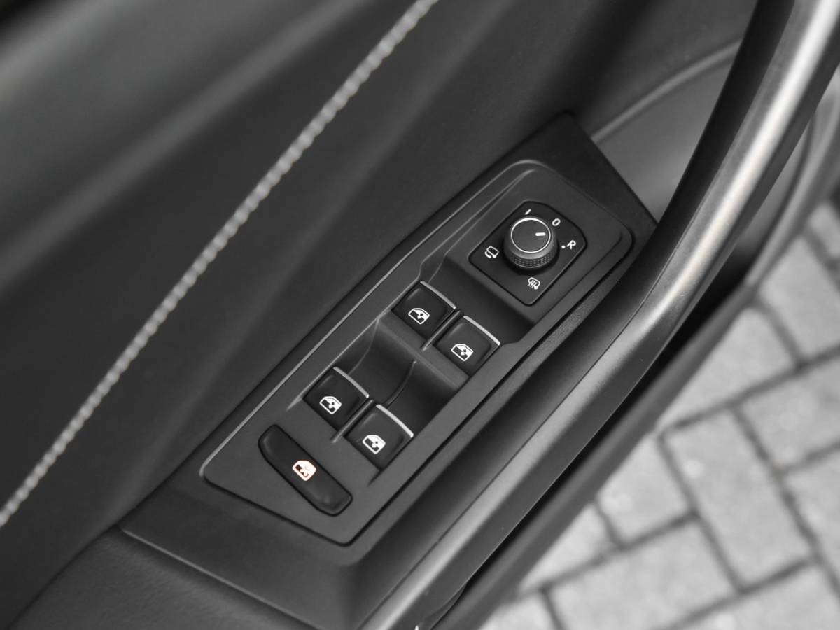Volkswagen T-Roc Volkswagen T-Roc 1.5 TSI R-Line ACC Camera Navi Trekhaak 19 inch Velgen