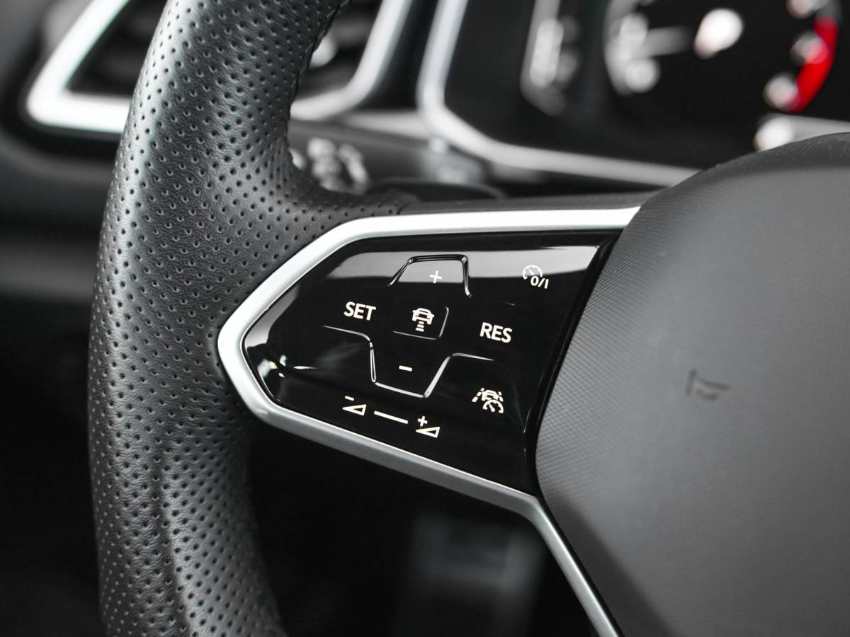 Volkswagen T-Roc Volkswagen T-Roc 1.5 TSI R-Line ACC Camera Navi Trekhaak 19 inch Velgen