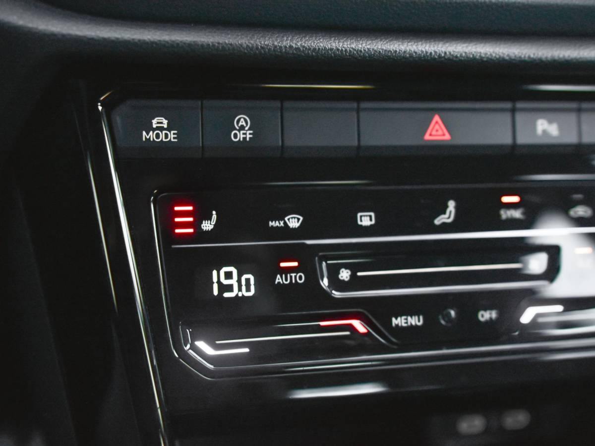 Volkswagen T-Roc Volkswagen T-Roc 1.5 TSI R-Line ACC Camera Navi Trekhaak 19 inch Velgen