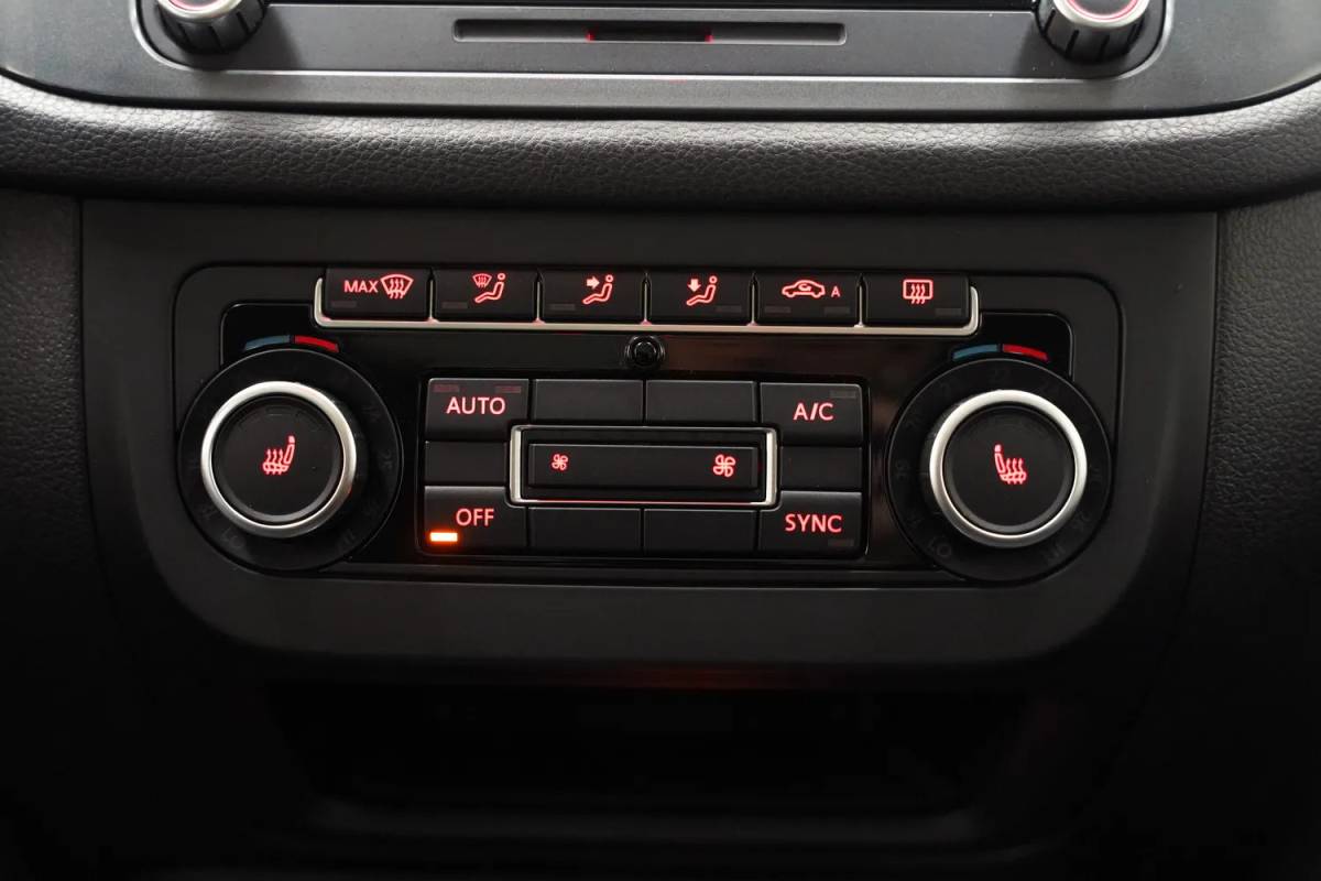 Volkswagen Tiguan Volkswagen Tiguan 2.0 TSI Sport&Style 4Motion Aut. [ Panoramadak Trekhaak Navigatie Camera Stoelverwarming]