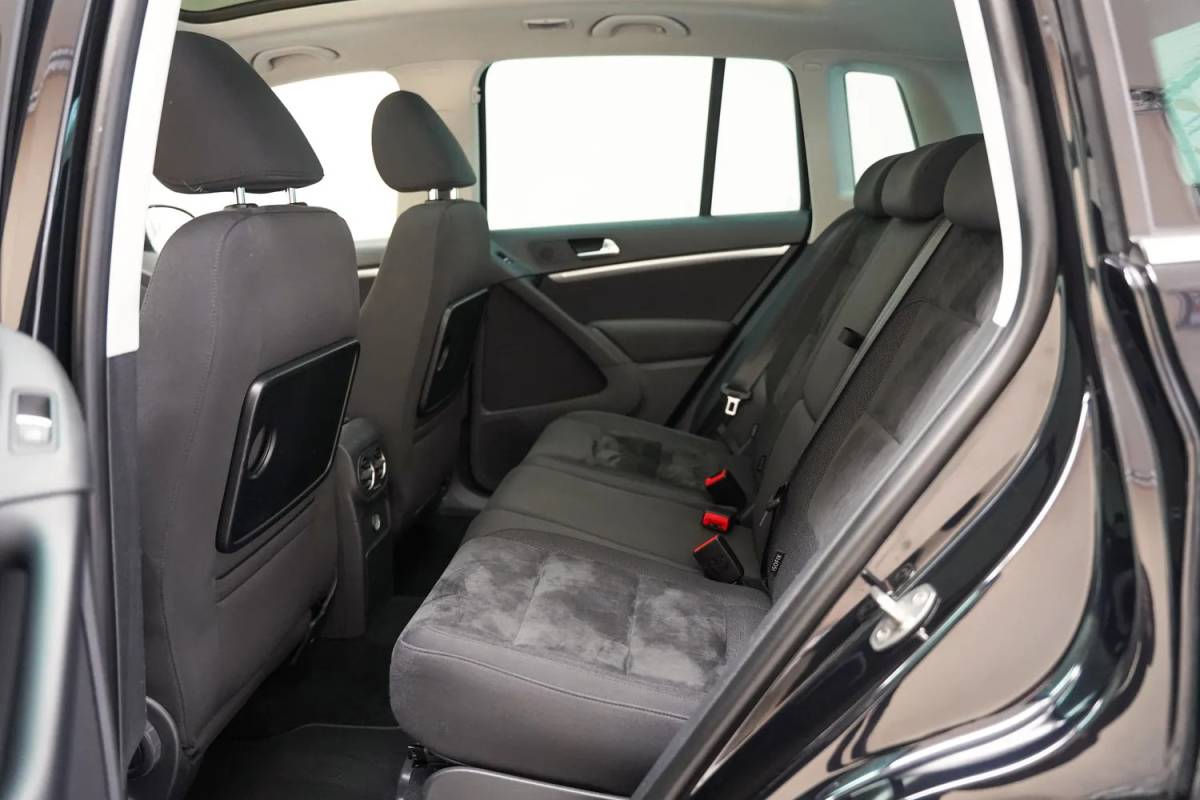 Volkswagen Tiguan Volkswagen Tiguan 2.0 TSI Sport&Style 4Motion Aut. [ Panoramadak Trekhaak Navigatie Camera Stoelverwarming]