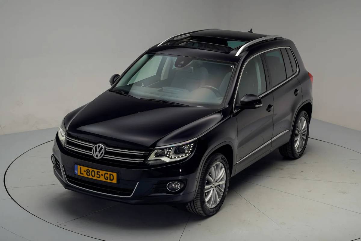 Volkswagen Tiguan Volkswagen Tiguan 2.0 TSI Sport&Style 4Motion Aut. [ Panoramadak Trekhaak Navigatie Camera Stoelverwarming]