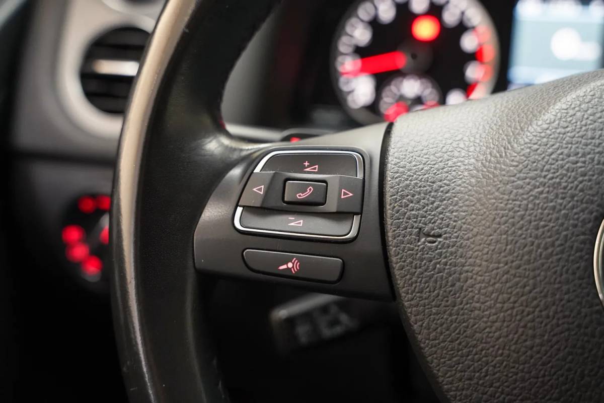 Volkswagen Tiguan Volkswagen Tiguan 2.0 TSI Sport&Style 4Motion Aut. [ Panoramadak Trekhaak Navigatie Camera Stoelverwarming]