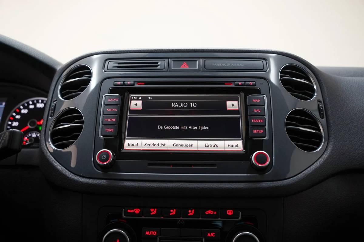 Volkswagen Tiguan Volkswagen Tiguan 2.0 TSI Sport&Style 4Motion Aut. [ Panoramadak Trekhaak Navigatie Camera Stoelverwarming]