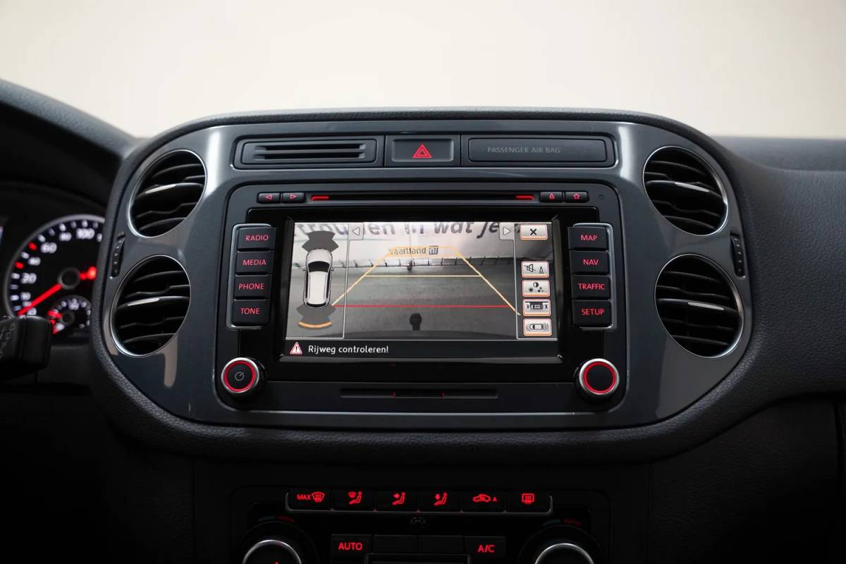 Volkswagen Tiguan Volkswagen Tiguan 2.0 TSI Sport&Style 4Motion Aut. [ Panoramadak Trekhaak Navigatie Camera Stoelverwarming]