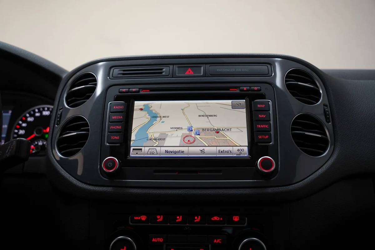 Volkswagen Tiguan Volkswagen Tiguan 2.0 TSI Sport&Style 4Motion Aut. [ Panoramadak Trekhaak Navigatie Camera Stoelverwarming]