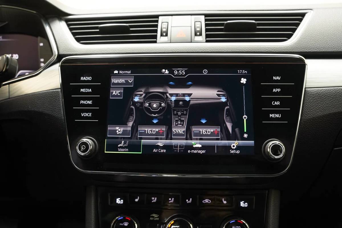 Škoda Superb Skoda Superb combi 1.4 TSI iV Business Edition Plus [ Navi Apple/Android Camera Stoelverwarming ]