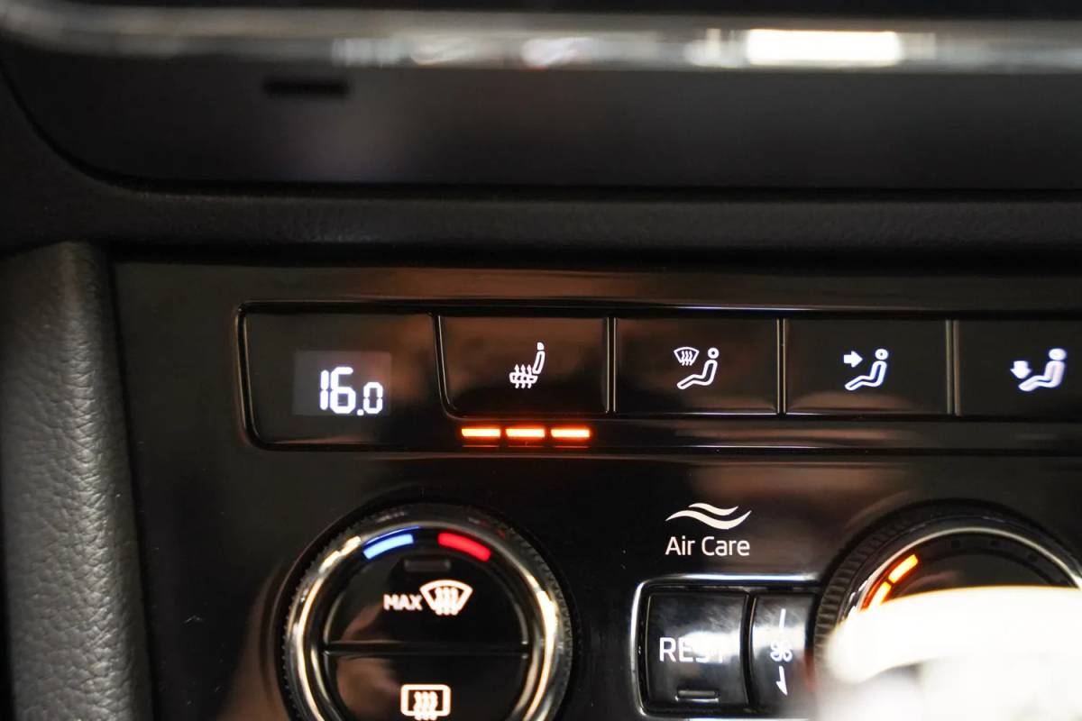 Škoda Superb Skoda Superb combi 1.4 TSI iV Business Edition Plus [ Navi Apple/Android Camera Stoelverwarming ]