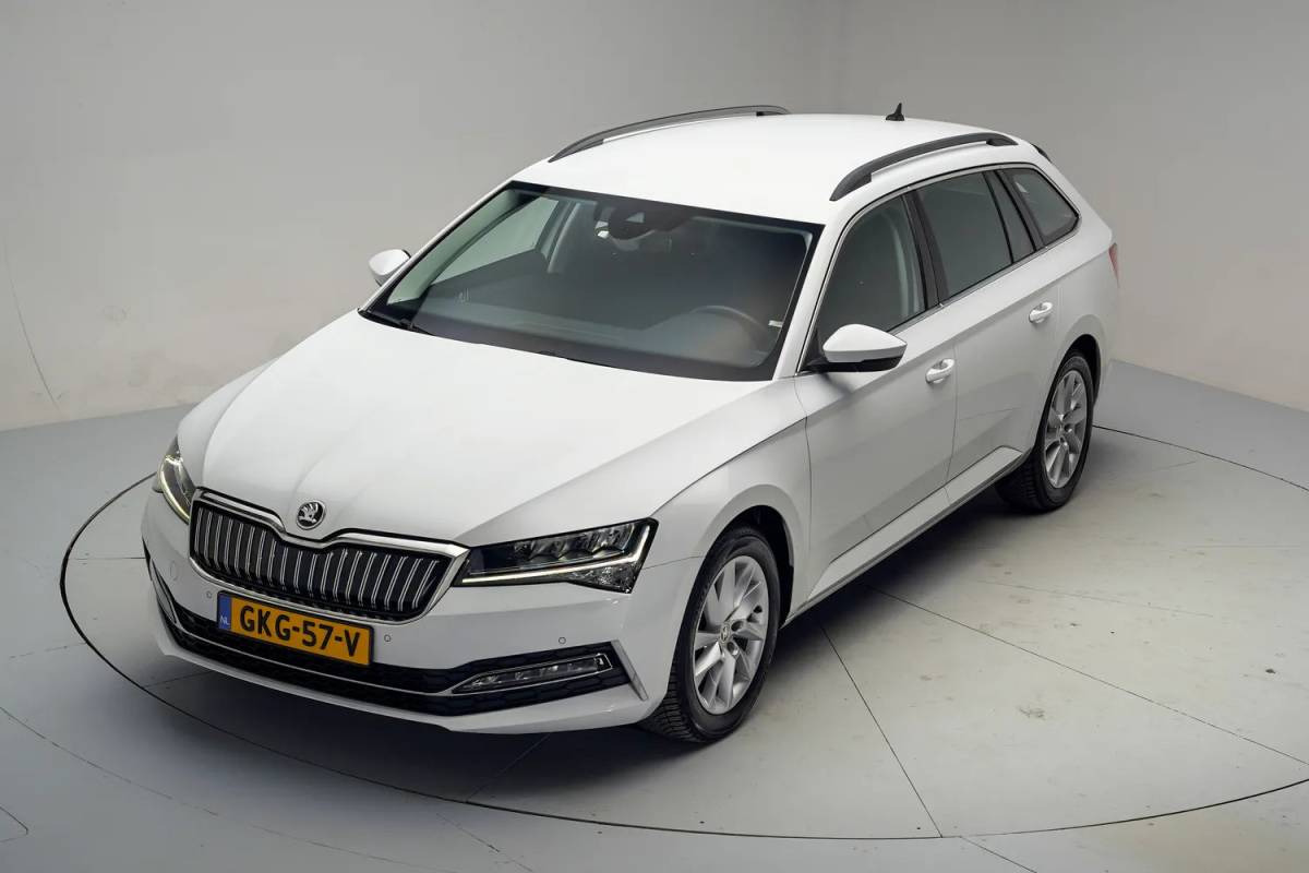 Škoda Superb Skoda Superb combi 1.4 TSI iV Business Edition Plus [ Navi Apple/Android Camera Stoelverwarming ]