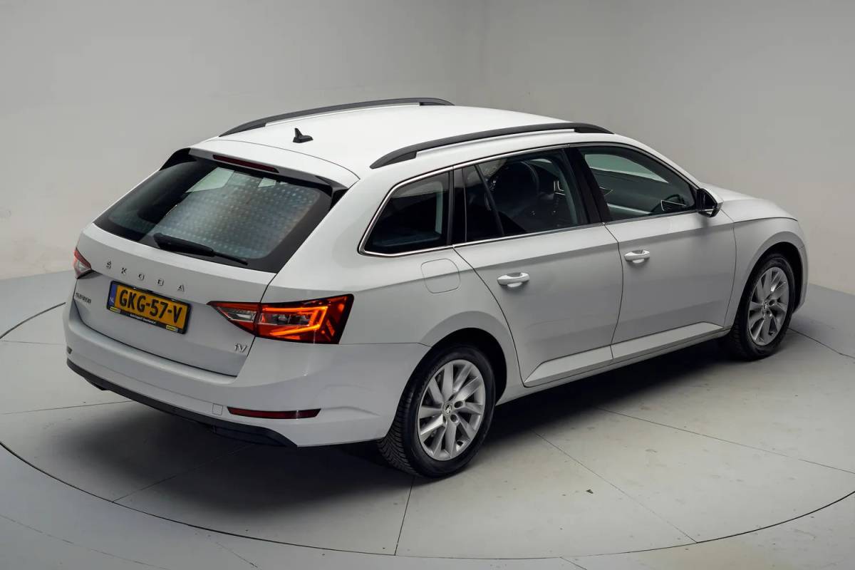 Škoda Superb Skoda Superb combi 1.4 TSI iV Business Edition Plus [ Navi Apple/Android Camera Stoelverwarming ]