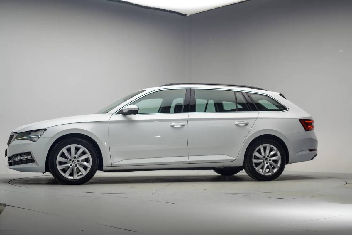 Škoda Superb Skoda Superb combi 1.4 TSI iV Business Edition Plus [ Navi Apple/Android Camera Stoelverwarming ]