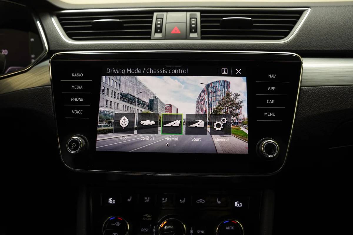 Škoda Superb Skoda Superb combi 1.4 TSI iV Business Edition Plus [ Navi Apple/Android Camera Stoelverwarming ]