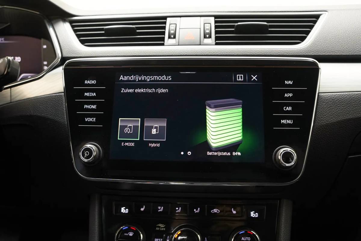 Škoda Superb Skoda Superb combi 1.4 TSI iV Business Edition Plus [ Navi Apple/Android Camera Stoelverwarming ]
