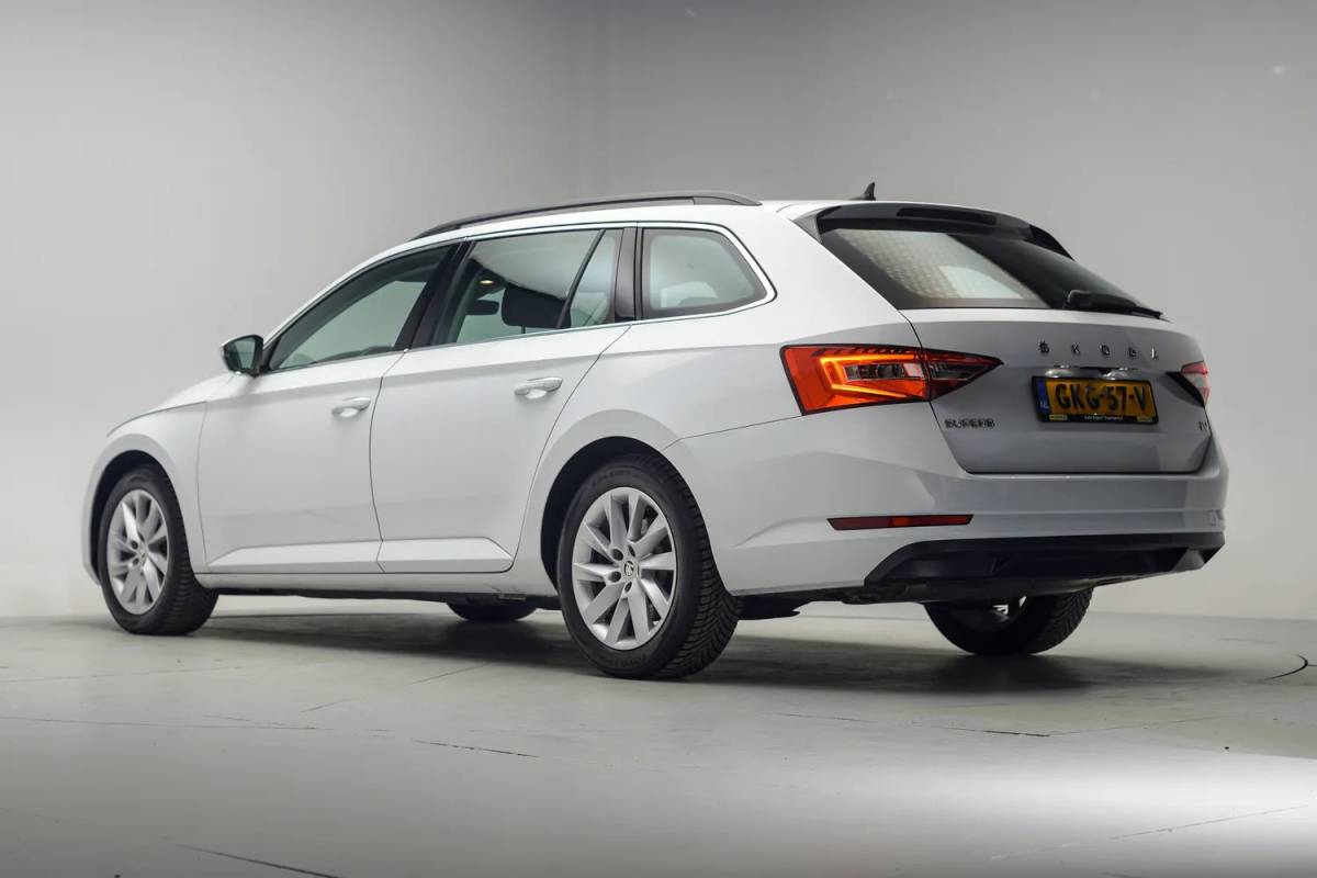 Škoda Superb Skoda Superb combi 1.4 TSI iV Business Edition Plus [ Navi Apple/Android Camera Stoelverwarming ]