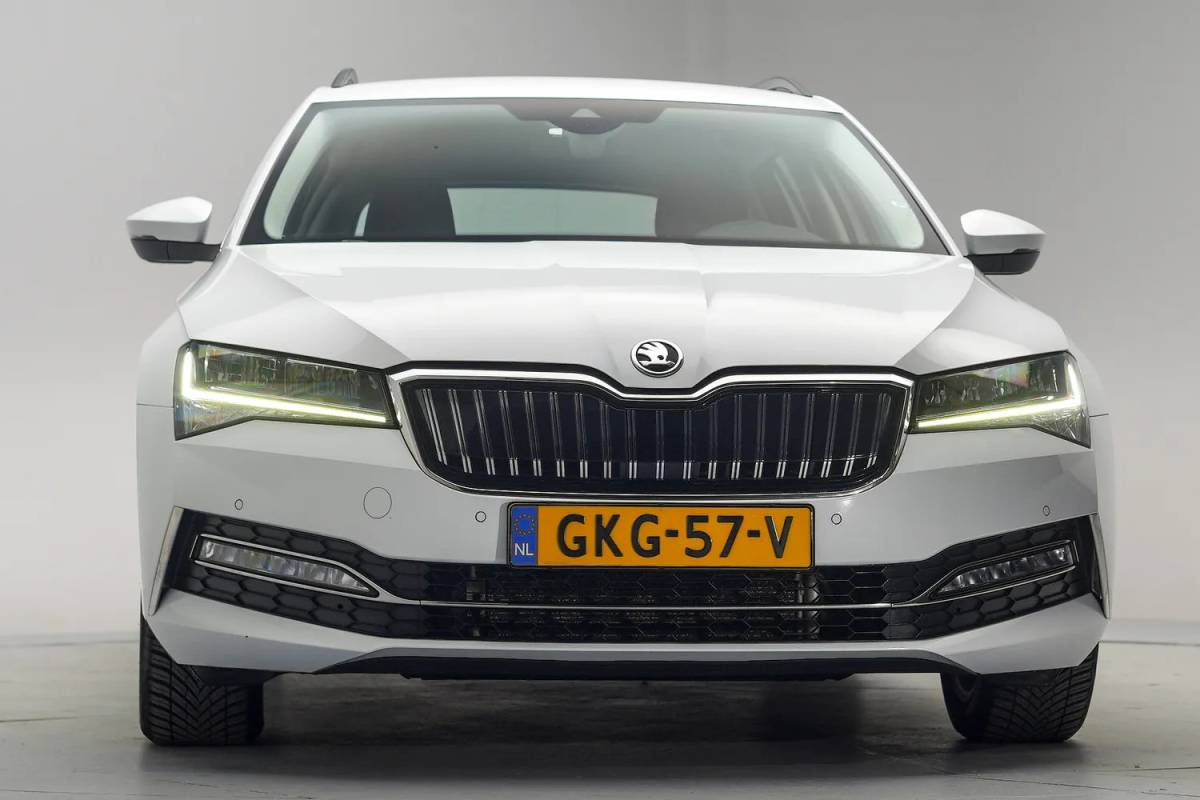 Škoda Superb Skoda Superb combi 1.4 TSI iV Business Edition Plus [ Navi Apple/Android Camera Stoelverwarming ]