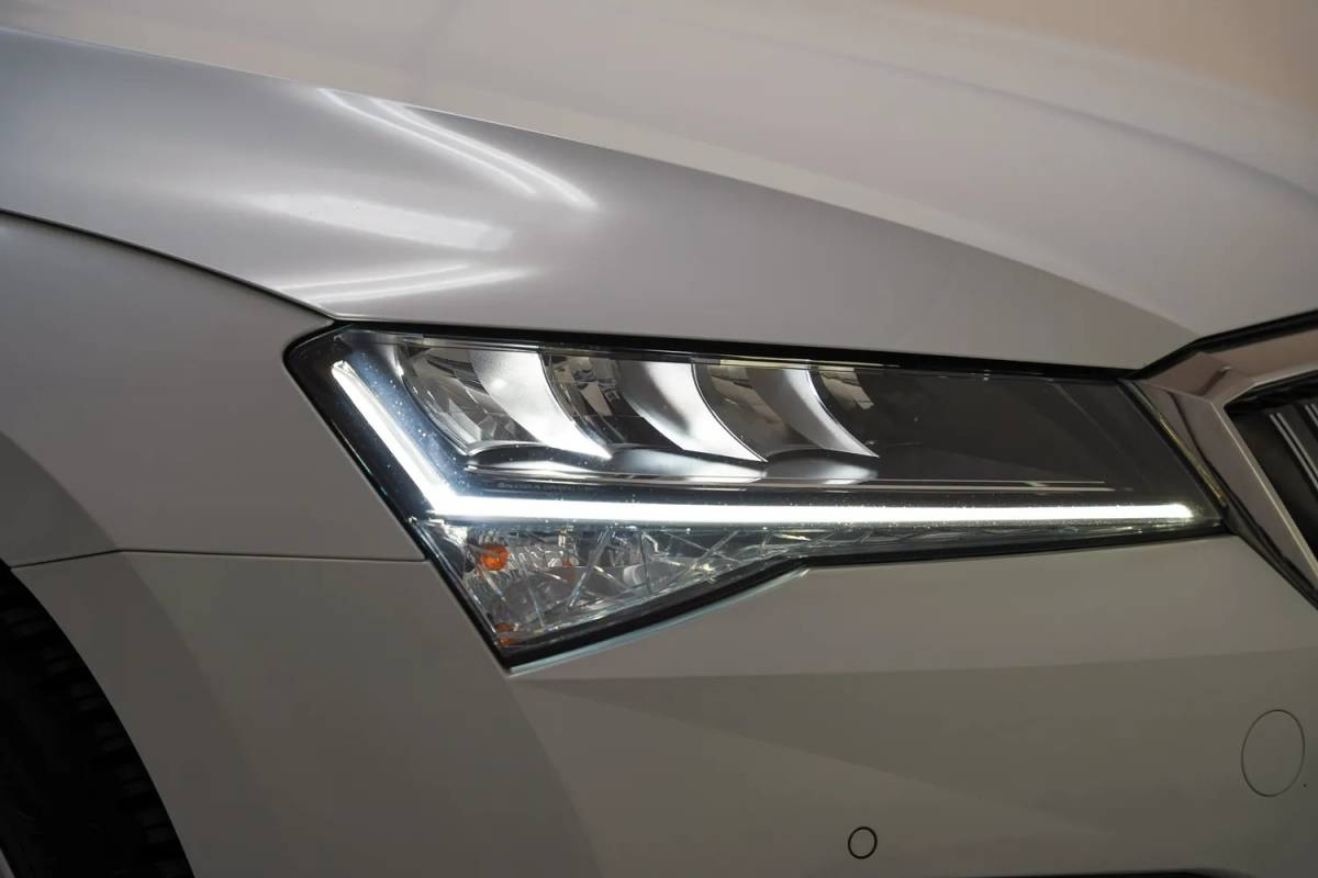 Škoda Superb Skoda Superb combi 1.4 TSI iV Business Edition Plus [ Navi Apple/Android Camera Stoelverwarming ]