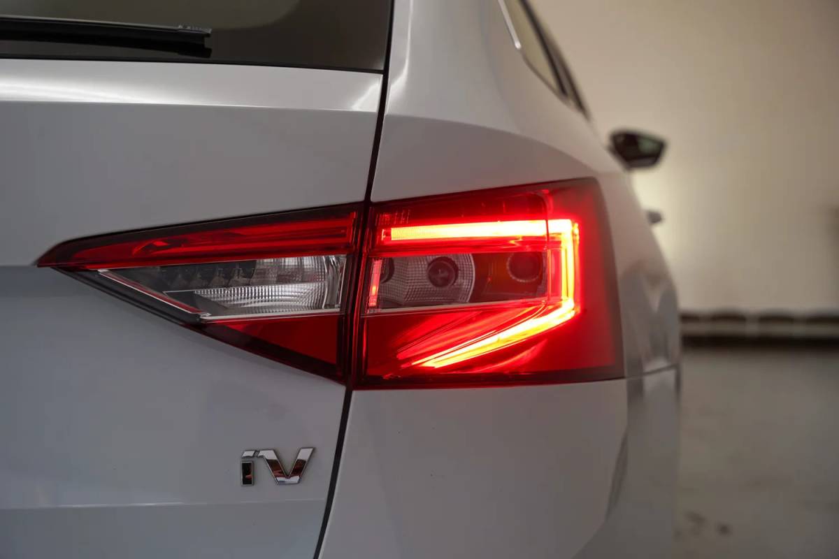 Škoda Superb Skoda Superb combi 1.4 TSI iV Business Edition Plus [ Navi Apple/Android Camera Stoelverwarming ]