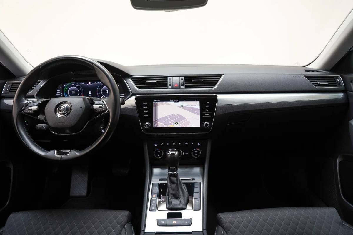 Škoda Superb Skoda Superb combi 1.4 TSI iV Business Edition Plus [ Navi Apple/Android Camera Stoelverwarming ]
