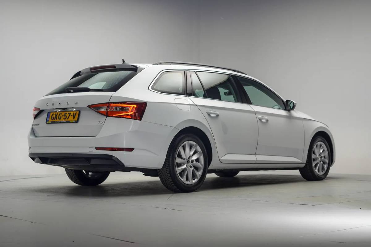 Škoda Superb Skoda Superb combi 1.4 TSI iV Business Edition Plus [ Navi Apple/Android Camera Stoelverwarming ]