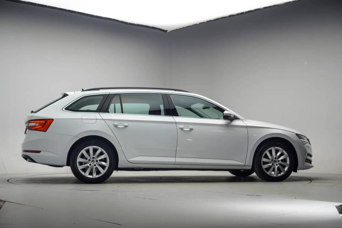 Škoda Superb Skoda Superb combi 1.4 TSI iV Business Edition Plus [ Navi Apple/Android Camera Stoelverwarming ]
