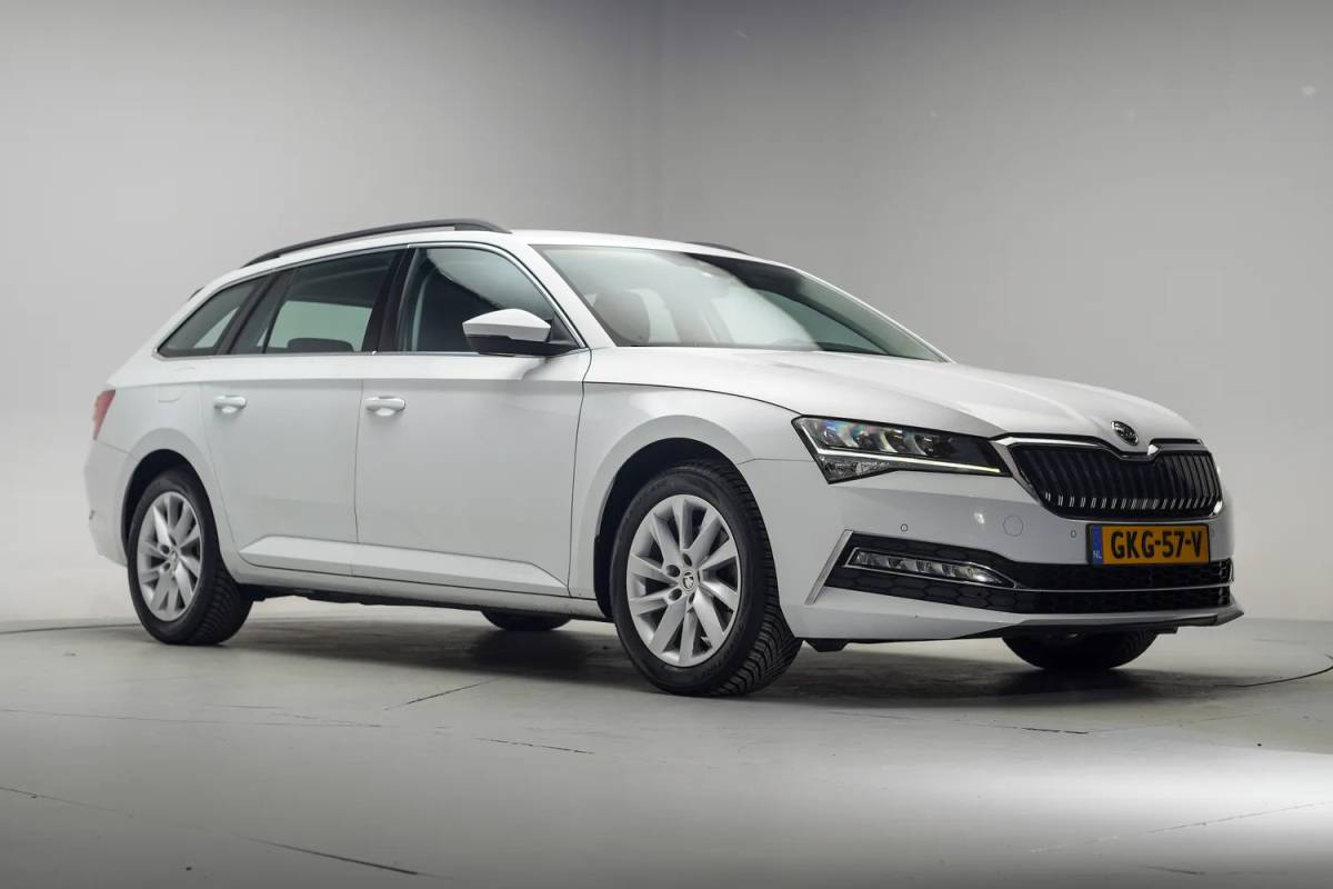 Škoda Superb Skoda Superb combi 1.4 TSI iV Business Edition Plus [ Navi Apple/Android Camera Stoelverwarming ]
