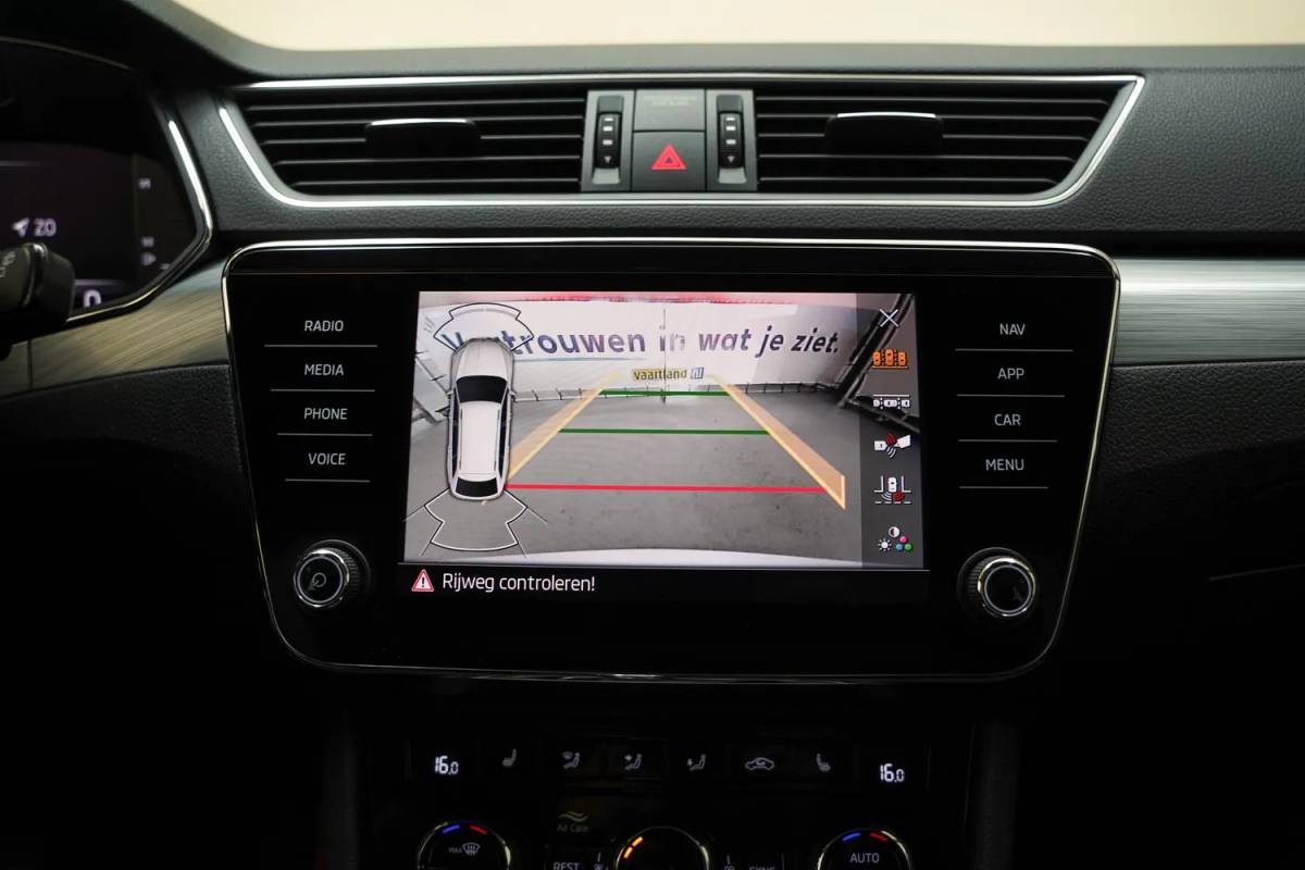 Škoda Superb Skoda Superb combi 1.4 TSI iV Business Edition Plus [ Navi Apple/Android Camera Stoelverwarming ]