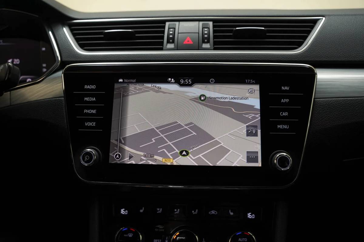 Škoda Superb Skoda Superb combi 1.4 TSI iV Business Edition Plus [ Navi Apple/Android Camera Stoelverwarming ]
