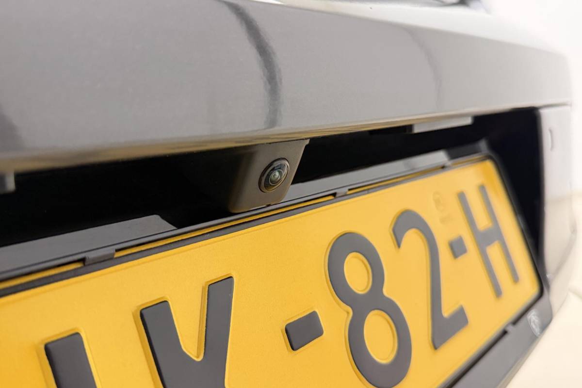 Peugeot 208 Peugeot 208 1.2 Hybrid 110 e-DCS6 Allure | Achteruitrijcamera | Adaptive cruise-control | Full-map navigatie | Stuurversnellingen | Verkeersborddetectie | Hill-hold | Apple carplay/Android auto | Dodehoekdetectie |