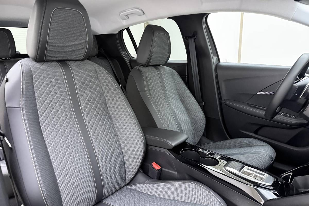 Peugeot 208 Peugeot 208 1.2 Hybrid 110 e-DCS6 Allure | Achteruitrijcamera | Adaptive cruise-control | Full-map navigatie | Stuurversnellingen | Verkeersborddetectie | Hill-hold | Apple carplay/Android auto | Dodehoekdetectie |