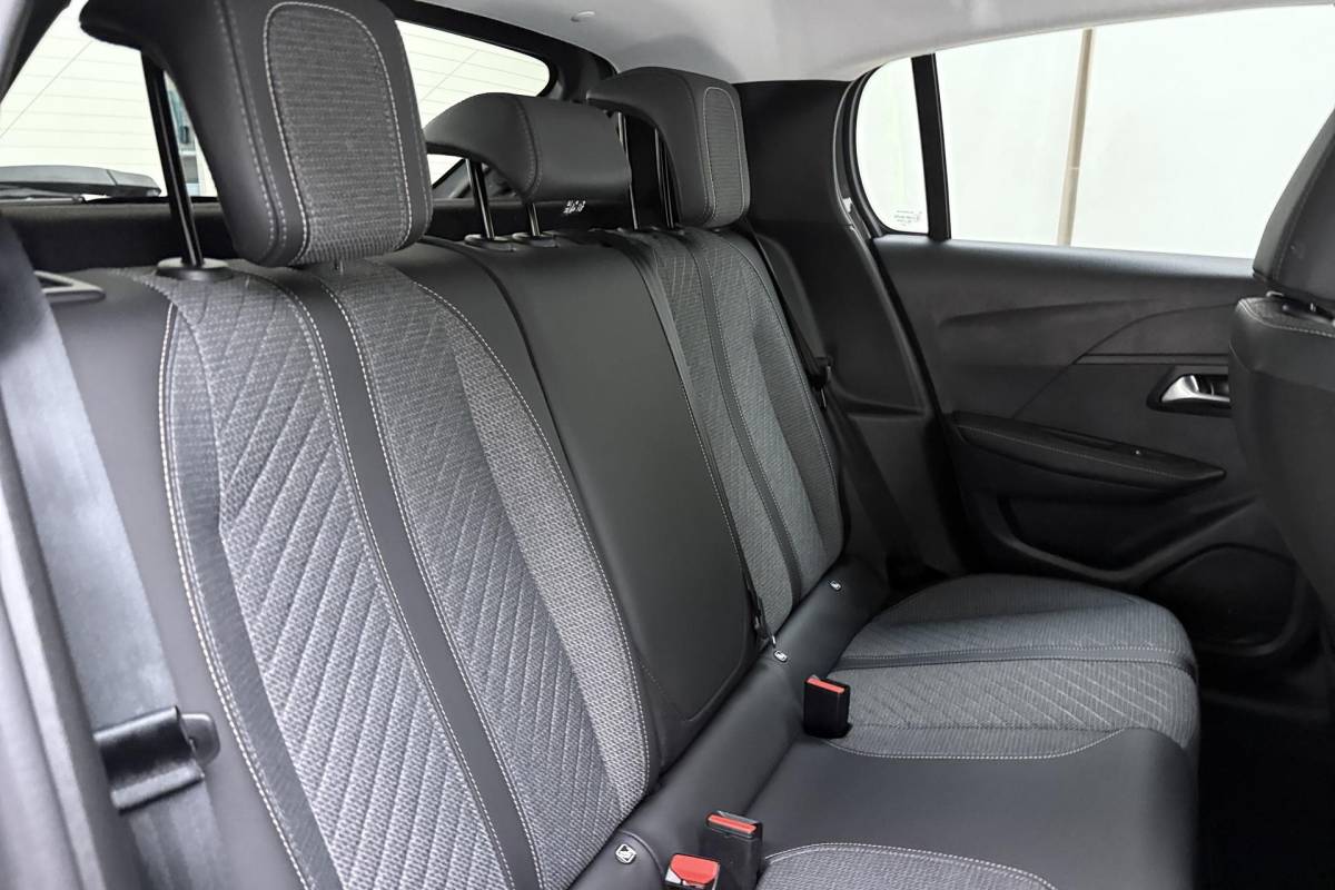 Peugeot 208 Peugeot 208 1.2 Hybrid 110 e-DCS6 Allure | Achteruitrijcamera | Adaptive cruise-control | Full-map navigatie | Stuurversnellingen | Verkeersborddetectie | Hill-hold | Apple carplay/Android auto | Dodehoekdetectie |