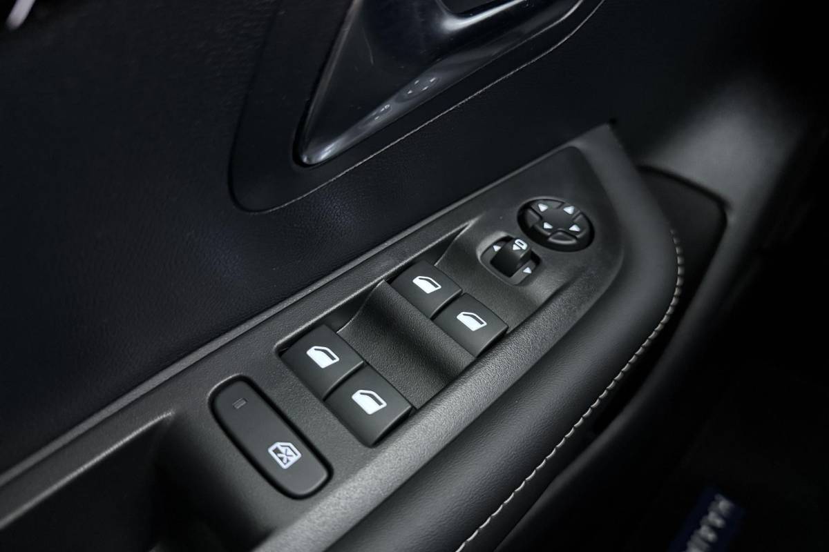 Peugeot 208 Peugeot 208 1.2 Hybrid 110 e-DCS6 Allure | Achteruitrijcamera | Adaptive cruise-control | Full-map navigatie | Stuurversnellingen | Verkeersborddetectie | Hill-hold | Apple carplay/Android auto | Dodehoekdetectie |