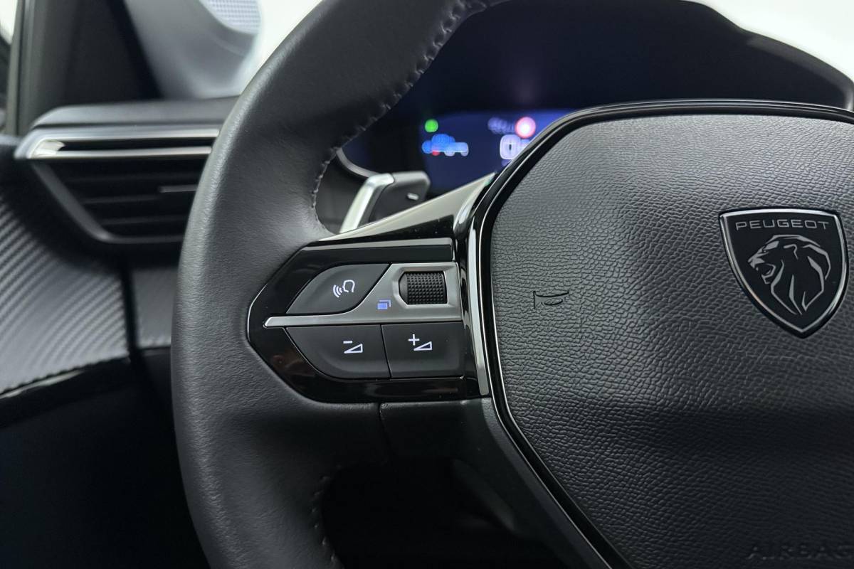Peugeot 208 Peugeot 208 1.2 Hybrid 110 e-DCS6 Allure | Achteruitrijcamera | Adaptive cruise-control | Full-map navigatie | Stuurversnellingen | Verkeersborddetectie | Hill-hold | Apple carplay/Android auto | Dodehoekdetectie |